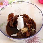 Caffè in granita e zucchero nel boccale del tritatutto