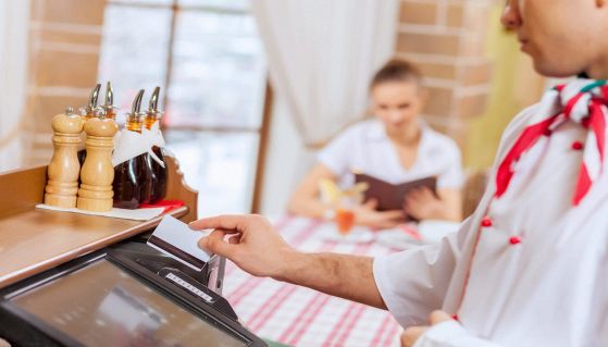 Cameriere si occupa della cassa del ristorante