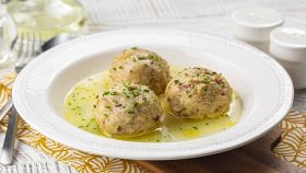 Primo piatto di canederli in brodo