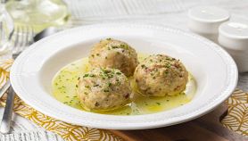 Primo piatto di canederli in brodo
