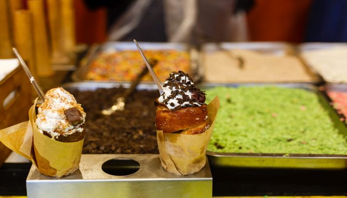 Bancone della gelateria con cannoli ripieni di gelato