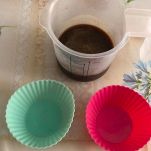 Caffè liquido nella caraffa e due pirottini vuoti
