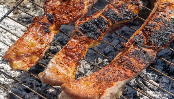 Carne in cottura sul barbecue 