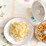 Ceci spellati nel frullatore e pellicine nel piattino
