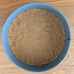 Pressate il composto di biscotti e burro sulla base della tortiera