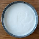 Versare crema su base