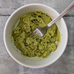 avocado lavorato con la forchetta