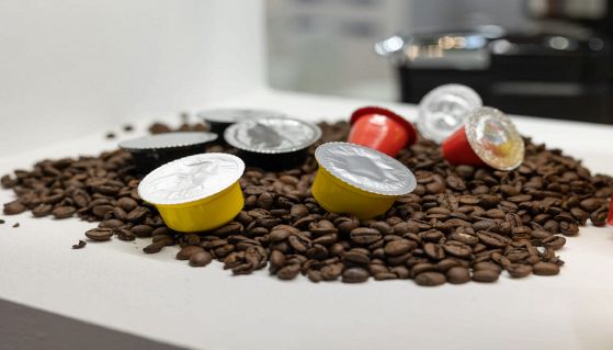 Tavolo con cialde di caffe di varie forme e dimensioni