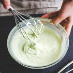 Mani femminili mescolano gelato al pistacchio
