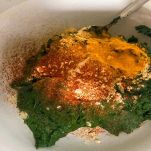 Impasto dei burger di spinaci con spezie nella ciotola