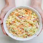 Ciotola con insalata coleslaw