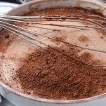 Panna liquida e cacao in polvere per fare il gelato