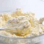 Ciotola con ricotta fresca