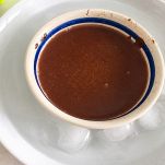 Ciotola di cioccolato nell’acqua con ghiaccio