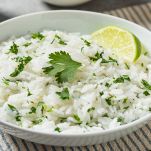 Riso al cocco e lime con prezzemolo nella ciotola