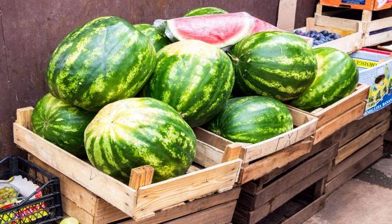 Cassette di cocomeri in vendita al mercato