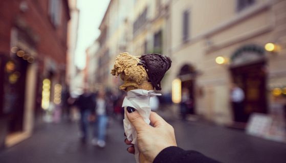 Mano regge un cono di gelato artigianale