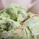 Gelato guarnito con lamelle di pistacchio