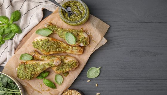 Cosce di pollo con pesto adagiate sul tagliere