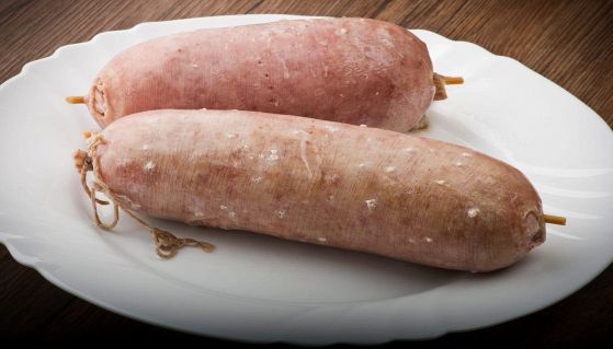 Due cotechini lessi nel piatto bianco