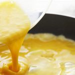 Padella con frittata in cottura