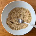 Cous cous sgranato con la forchetta