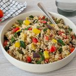piatto di cous cous con verdure estive e mentuccia