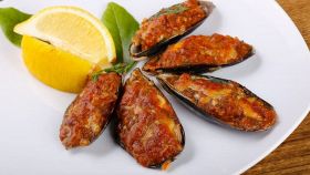 Cozze gratinate con pomodoro e spicchio di limone