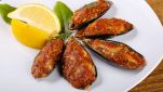 Cozze gratinate con pomodoro e spicchio di limone