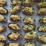 Cozze ripiene pronte per la grigliatura in forno