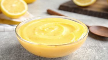 Crema al limone senza lattosio nella ciotola