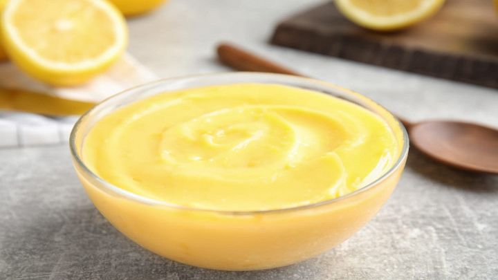 Crema al limone senza lattosio nella ciotola
