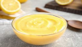 Crema al limone senza lattosio nella ciotola