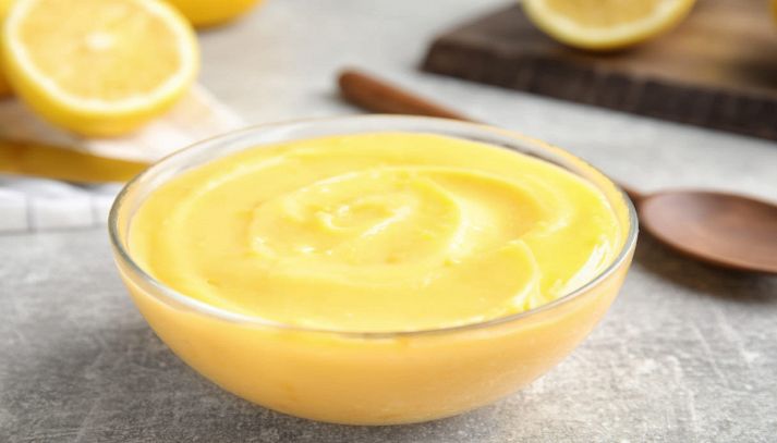 Crema al limone senza lattosio nella ciotola