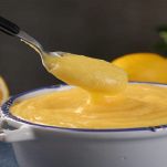 Crema al limone fredda con il cucchiaio nella ciotola
