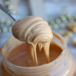 Crema di mandorle sul cucchiaio