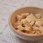Pane raffermo a cubetti nella ciotola