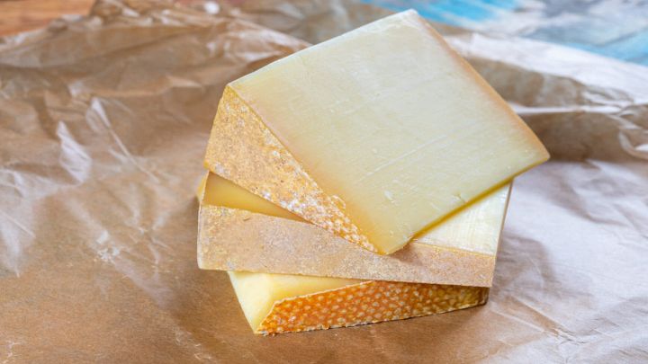 Carta oleosa con diversi tipi di formaggio