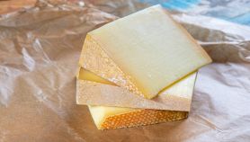 Carta oleosa con diversi tipi di formaggio