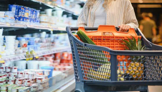 Donna fa la spesa al supermercato con il carrello