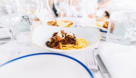 Tavolo di un ristorante elegante con piatti di cibo