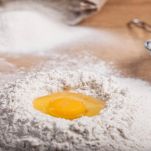 Ingredienti per fare la pasta fresca sulla spianatoia