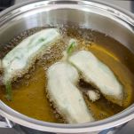 Fare cuocere i friggitelli in olio bollente
