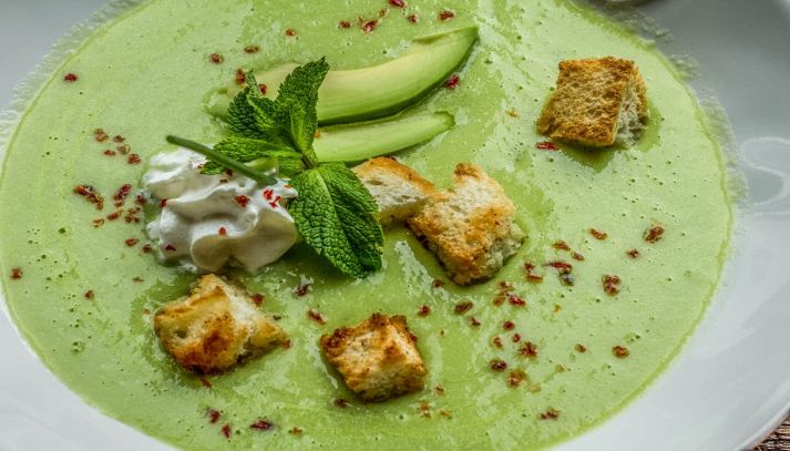 Deliziosa zuppa di cetrioli con cubetti di pane tostato e formaggio fresco