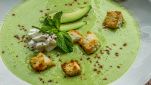 Deliziosa zuppa di cetrioli con cubetti di pane tostato e formaggio fresco
