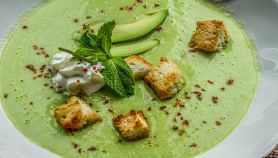 Deliziosa zuppa di cetrioli con cubetti di pane tostato e formaggio fresco
