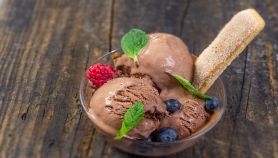 Palline di gelato al cioccolato con menta e frutti di bosco