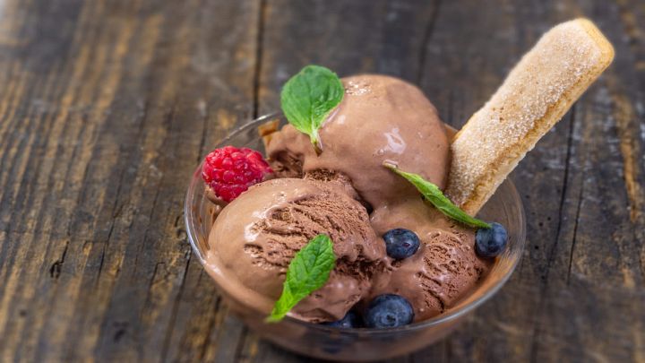 Palline di gelato al cioccolato con menta e frutti di bosco