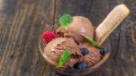 Palline di gelato al cioccolato con menta e frutti di bosco