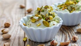 Gelato con pistacchi nelle ciotoline di ceramica sul tavolo